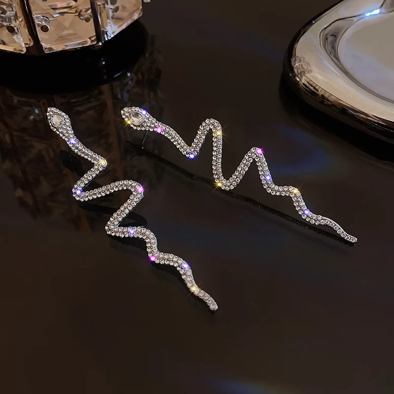 Женские серьги-гвоздики в виде змеи уникальный дизайн