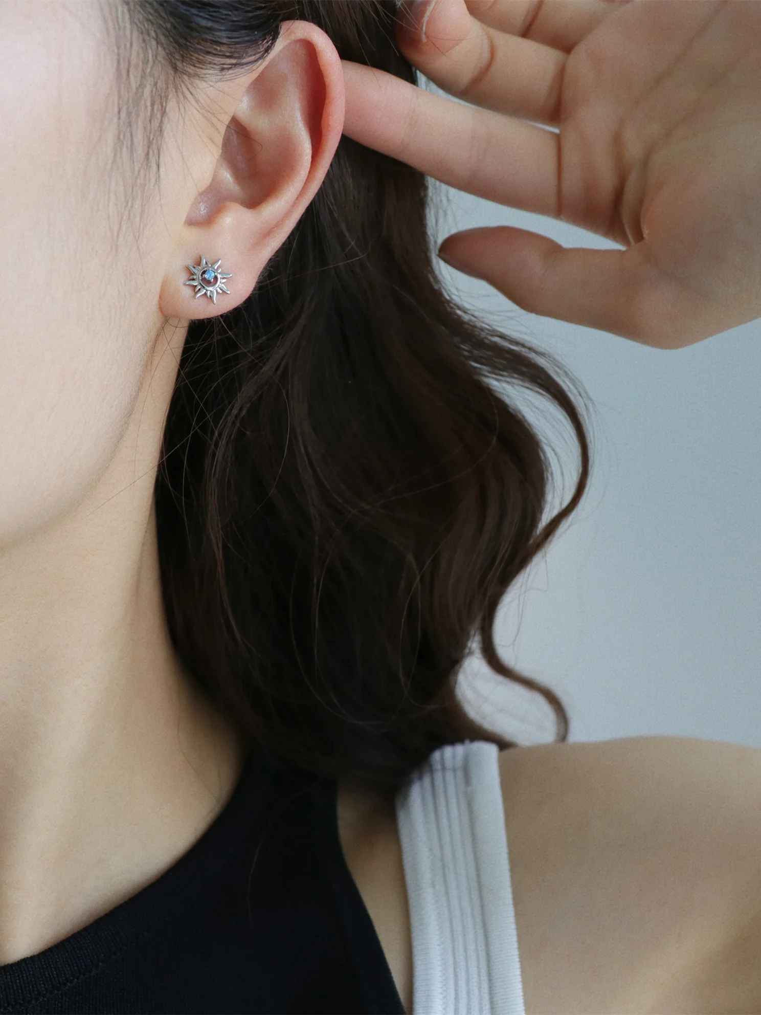 Due to Lack of Sting [Breaking Dawn] Серьги-гвоздики с синим солнцем и цирконием без пирсинга