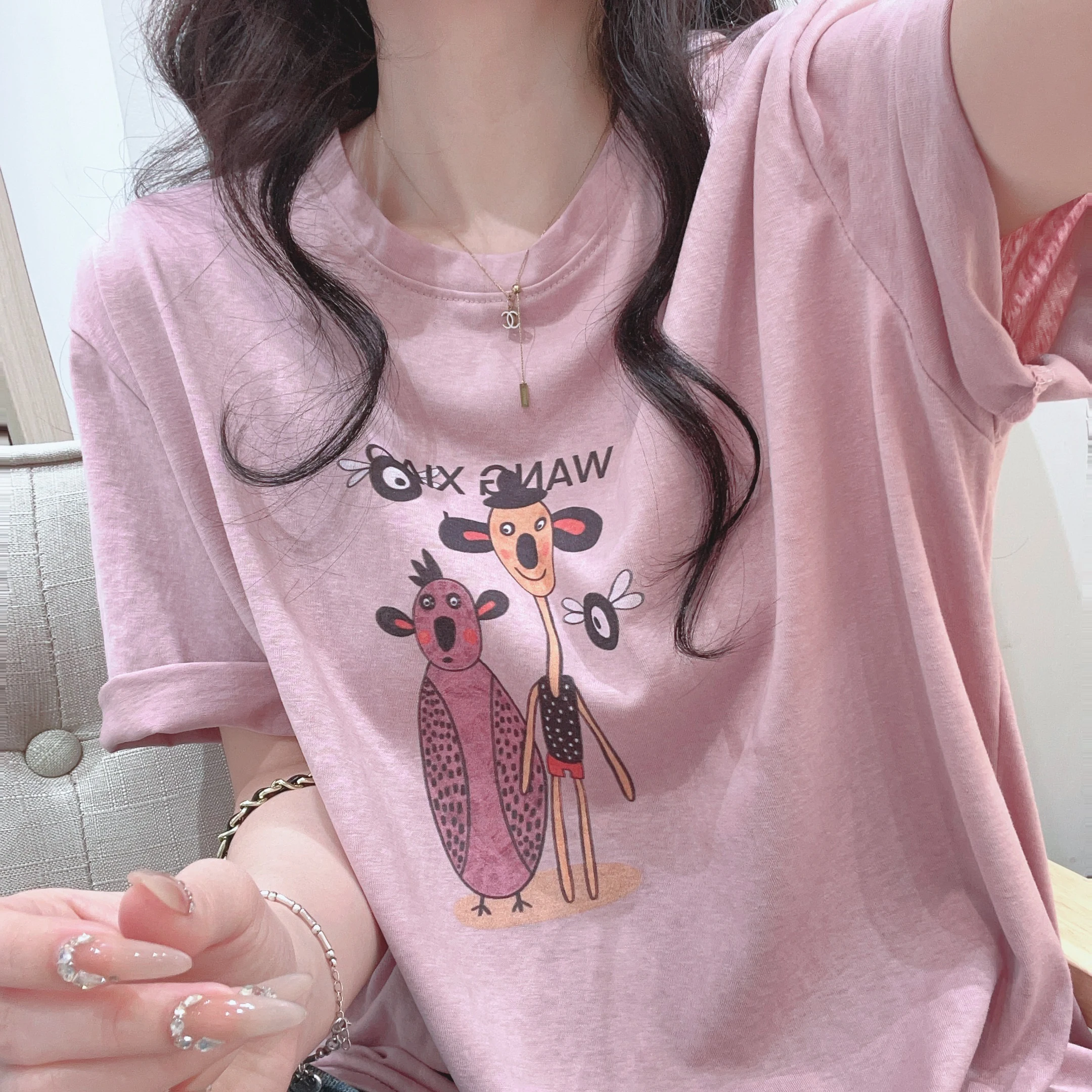 Розовая футболка с короткими рукавами и мультяшным принтом женская летняя