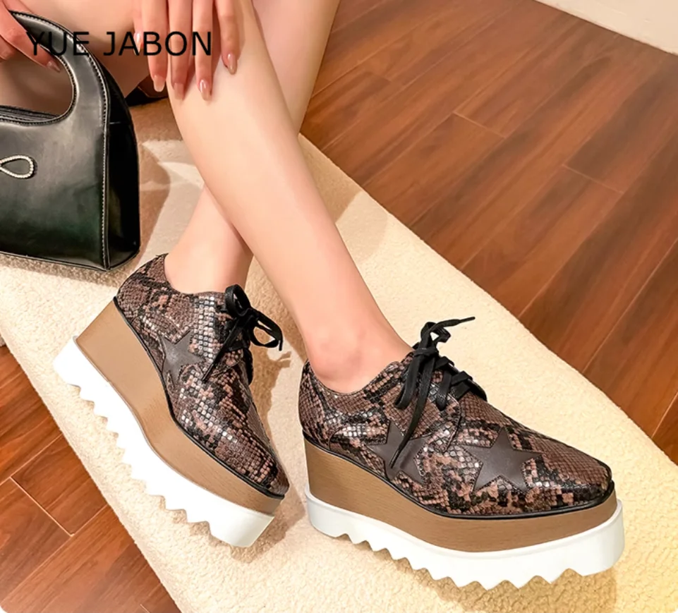 Женская обувь в британском стиле со змеей туфли на платформе шнуровкой и высотой