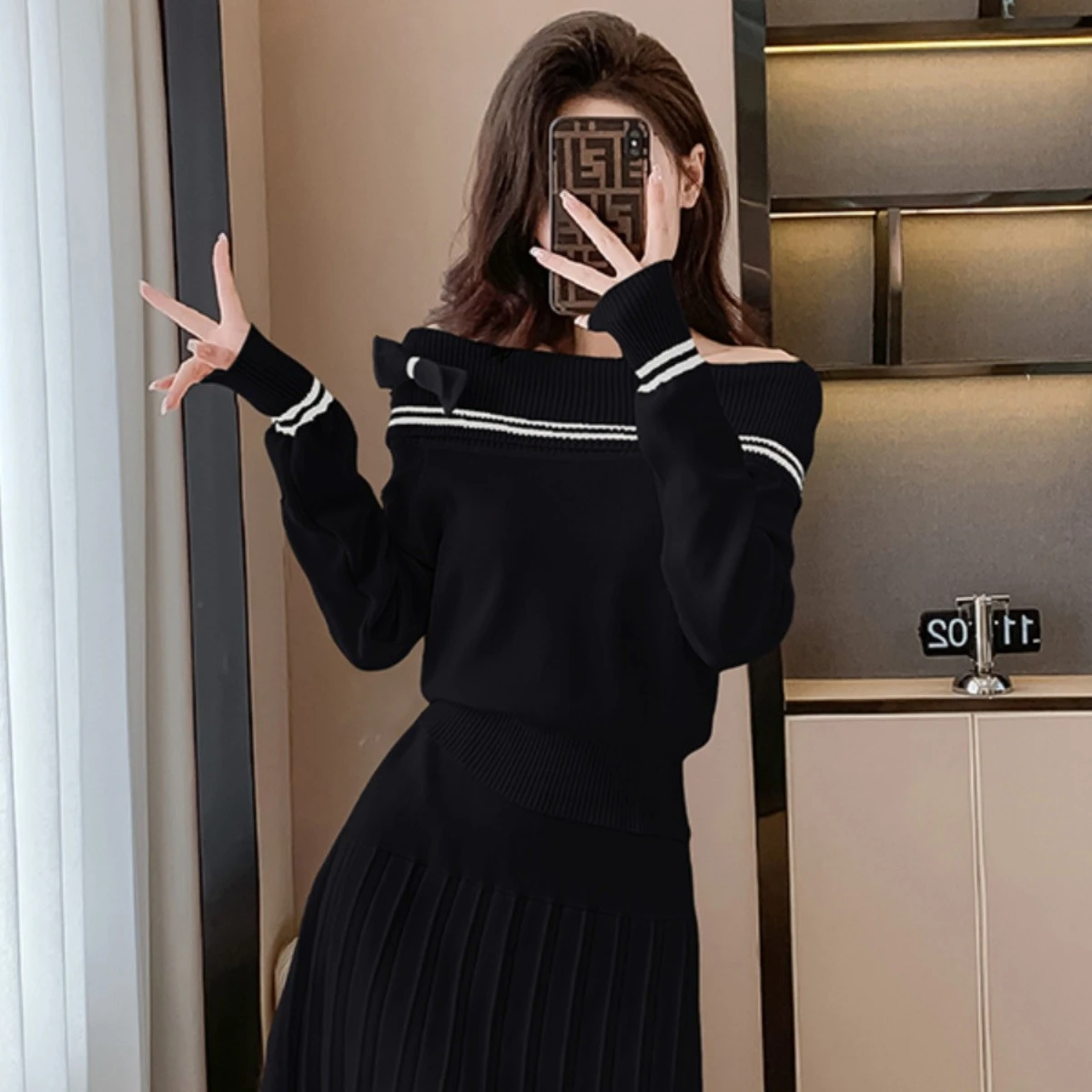 Женский трикотажный свитер с открытыми плечами и длинным рукавом