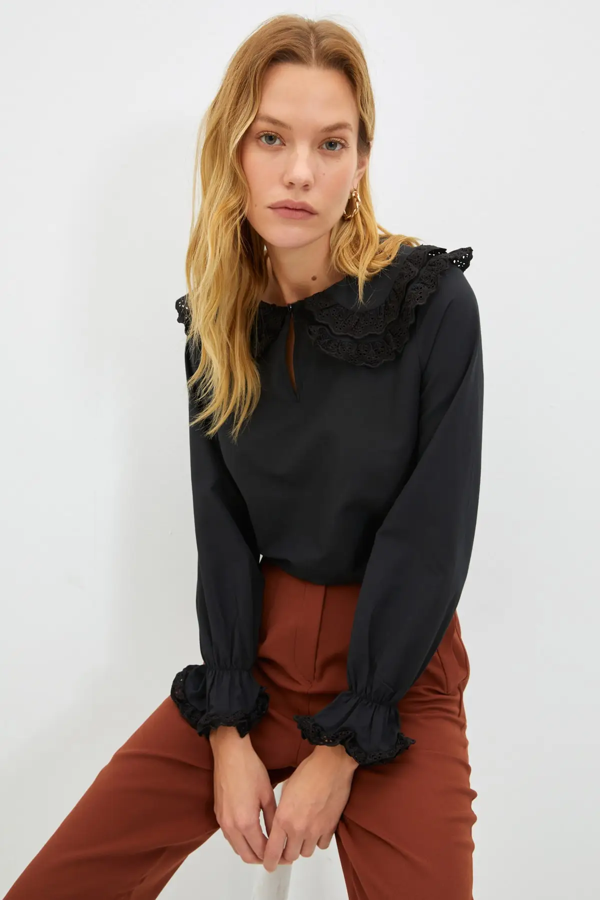

Трендовый воротник detayly Bluz TWOAW22BZ1020