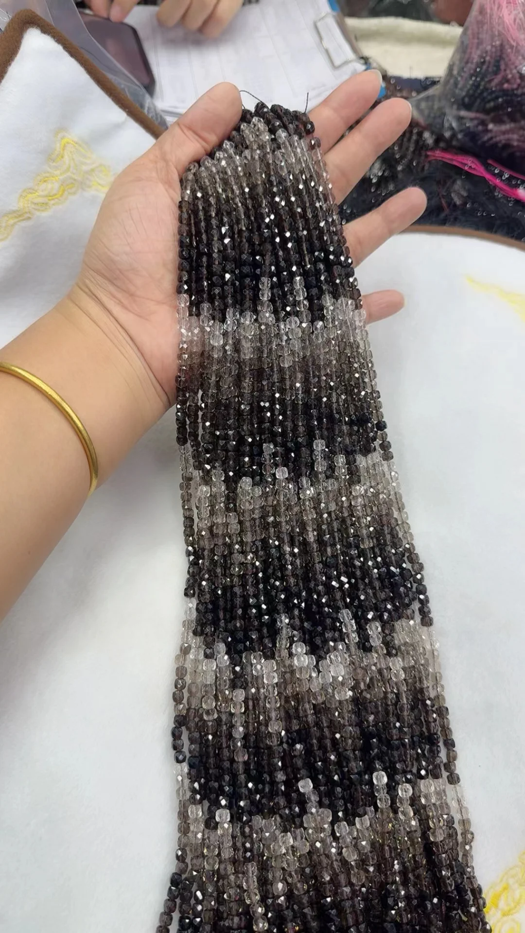 Натуральный чайный кристалл квадратной огранки длиной 38 см. Используется для