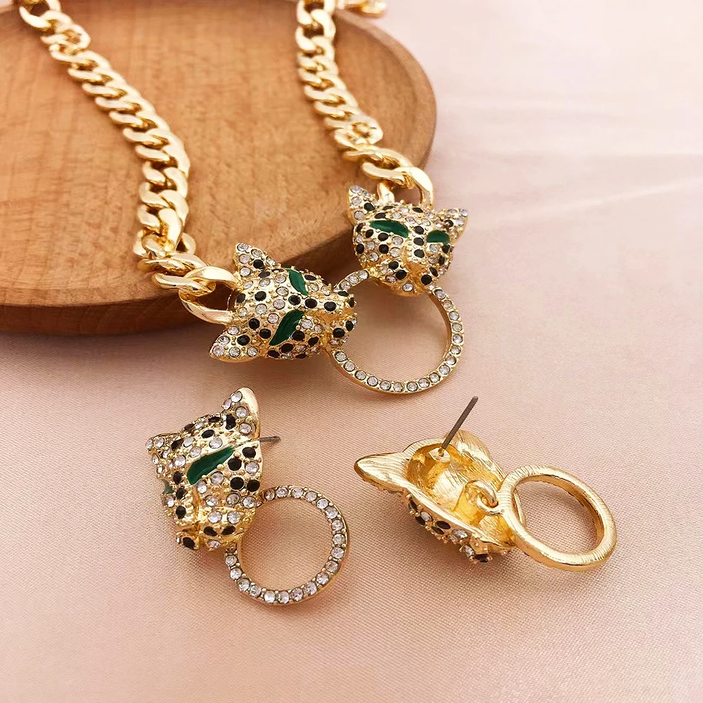 Женское ожерелье с леопардовым рисунком