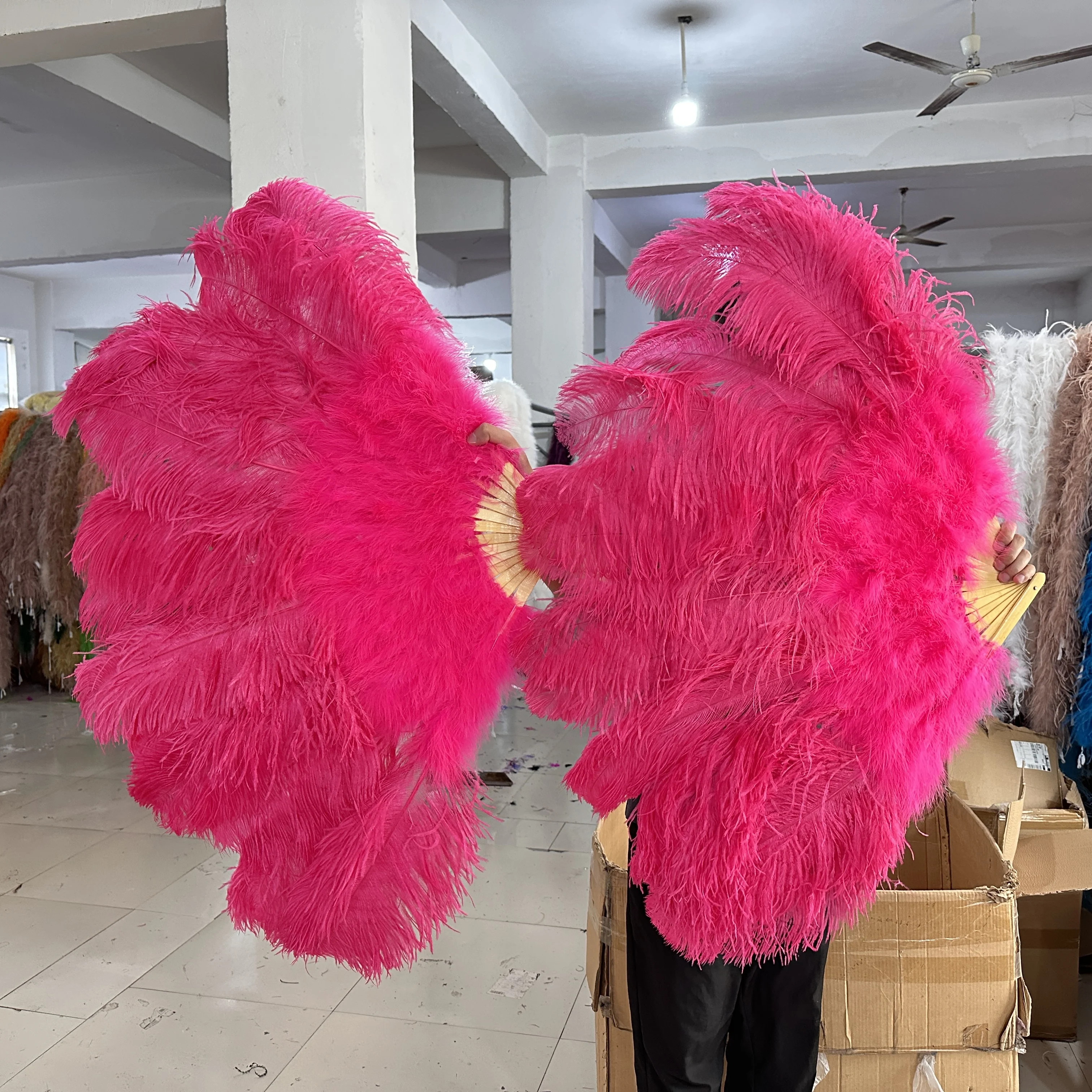 

Большой винтажный складной веер из страусиных перьев для свадебной сцены, женский домашний декор для танцев, представлений, фанаты розы, марабу