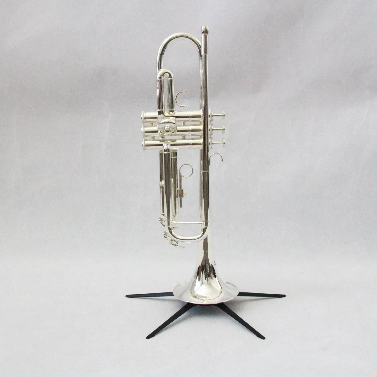 

OEM China Bb Key Brass Body Stainless Steel Valve Sliver Plate Trumpet