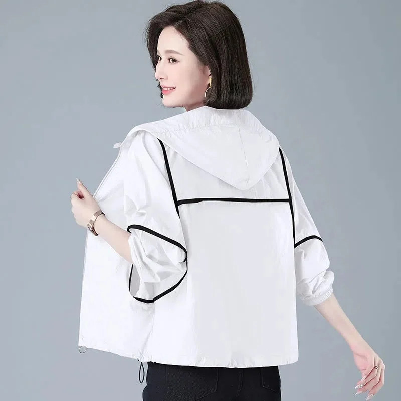 

2023 New Summer Thin Sunscreen Trench Coat Women Korean Fashion Jacket Light Breathable Contrast Hooded Sun-Protective Clothing