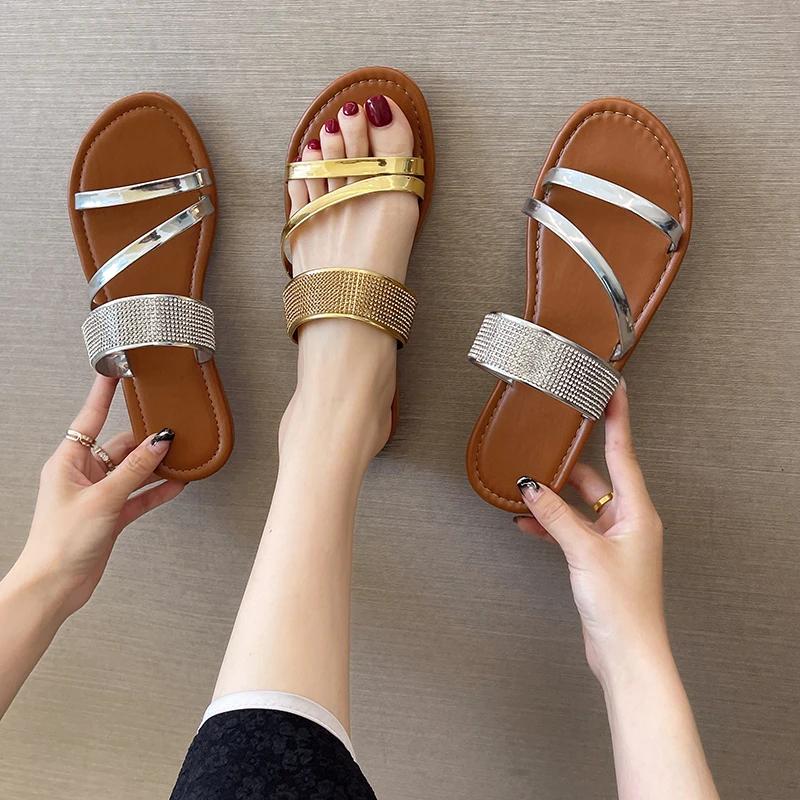 

2022 New Summer Fashion Gold Silver Patent Leather Flat Heel Sandals Bling Rhinestone Narrow Band Beach Casual Women's Slippers