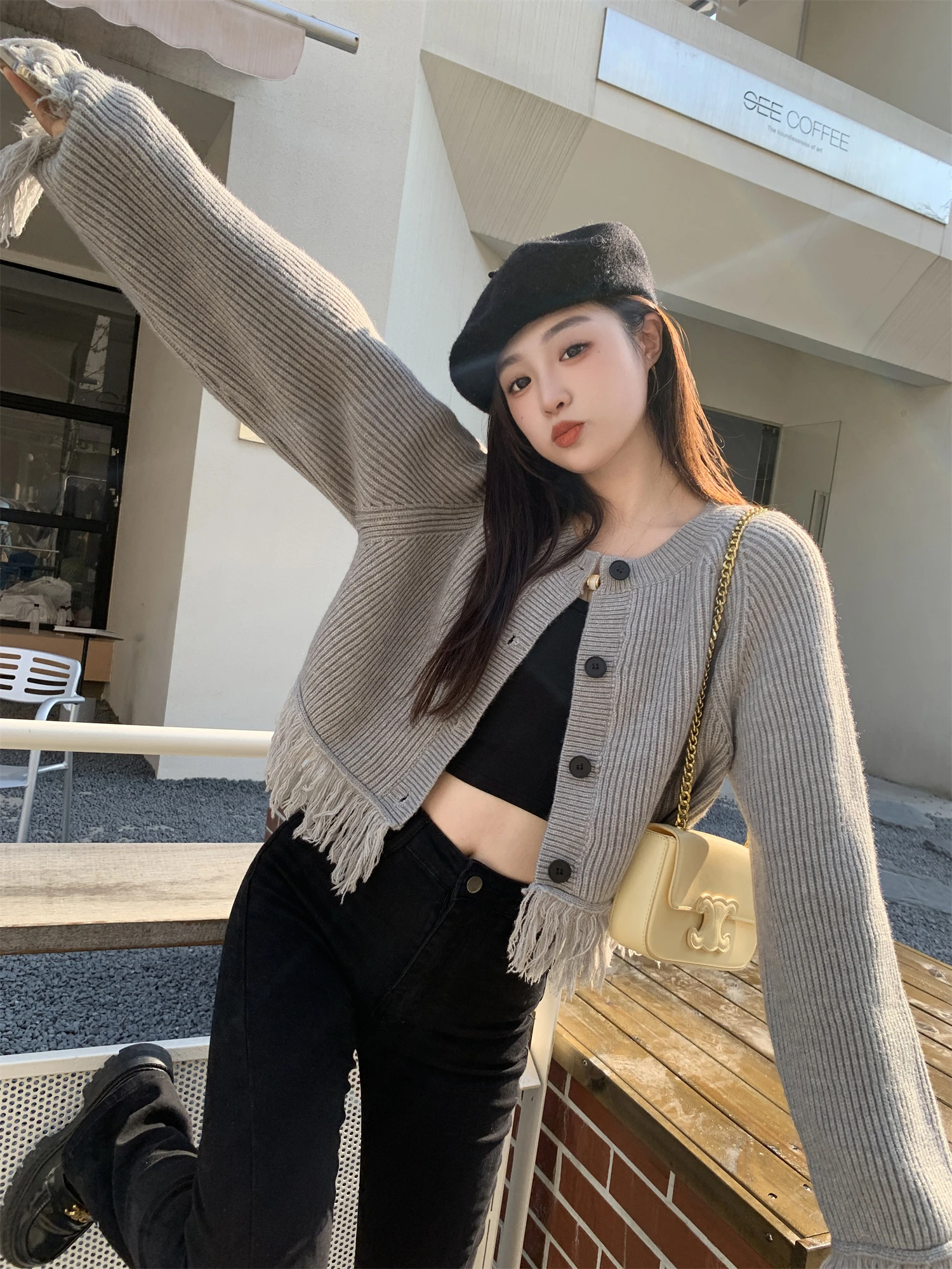 

Женский вязаный кардиган, Серый кардиган с напуском и кисточками, осень 2022