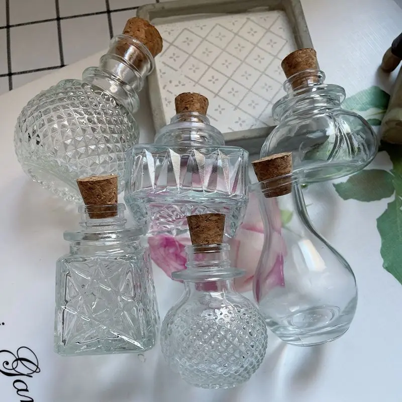 

Tiny Retro Glass Vase Bottles Small Luxury High Fashion Perfume Glass Storage Bottle with Cork Ins Hot Turkey Style