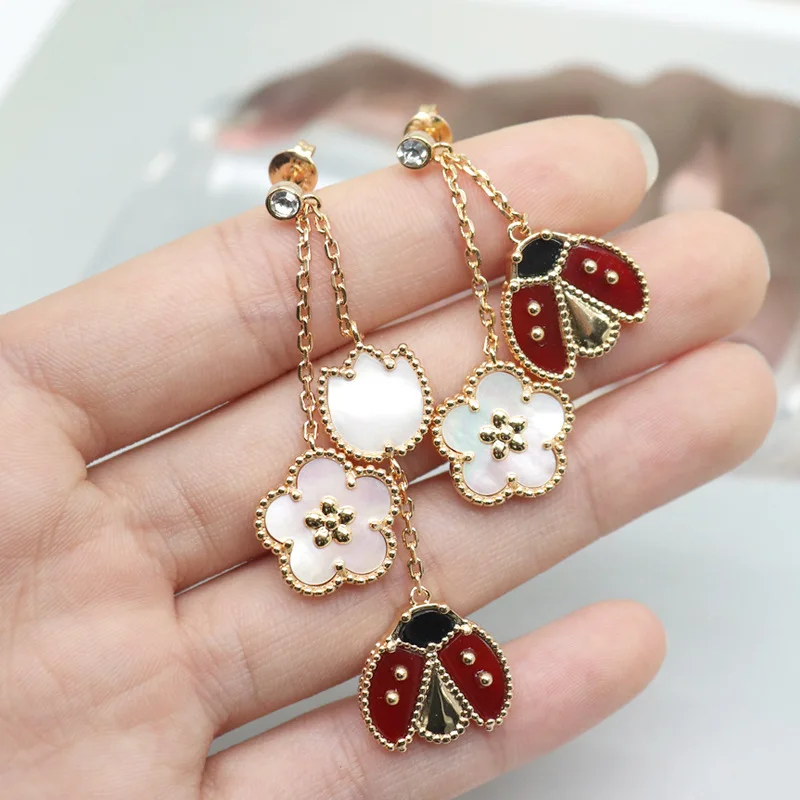 

Natural White Fritillary Plum Blossom Earrings Red Agategood Omens Ladybug Stud Luxury Brand Women's Tulip Jewelry Earline