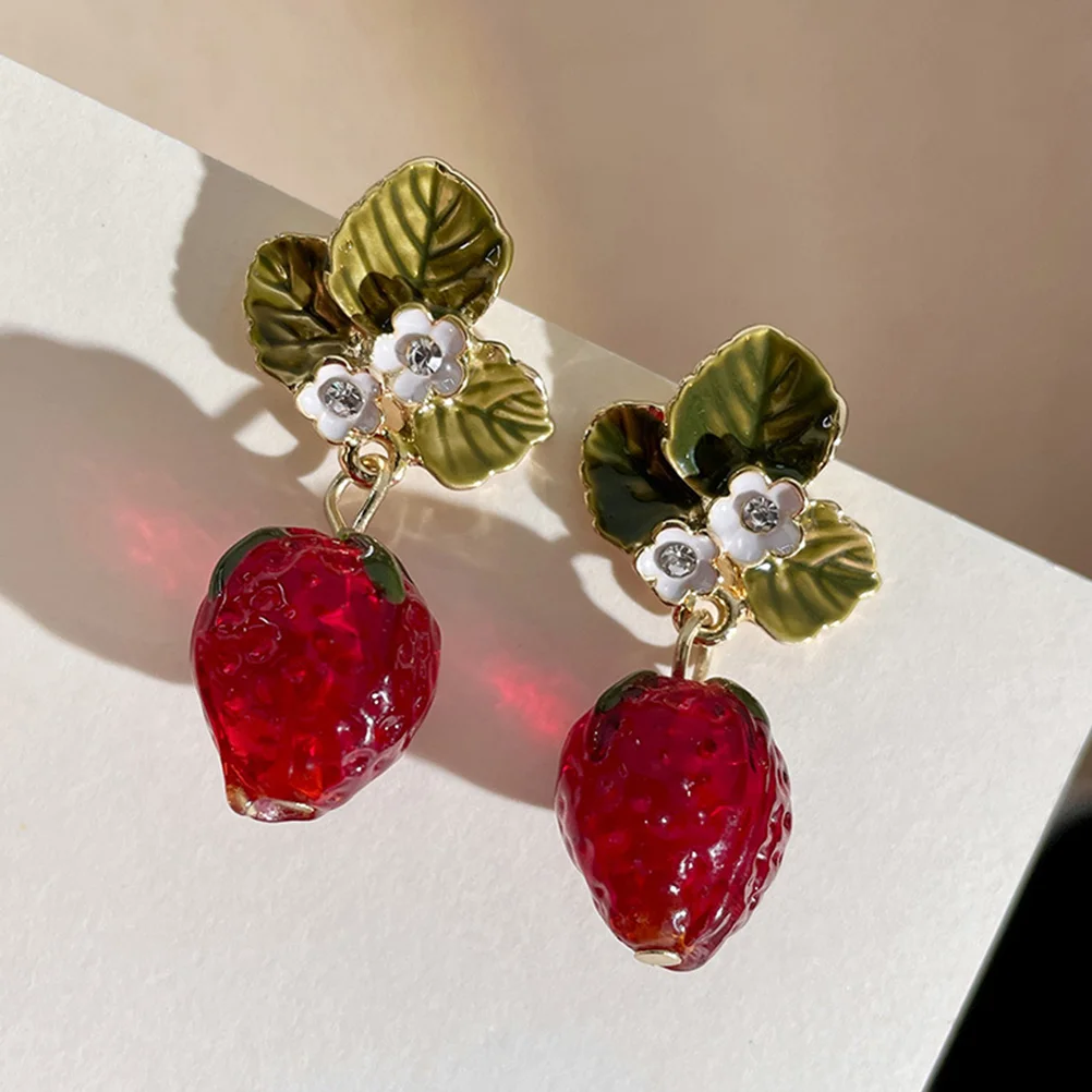 Серьги с клубникой висячие изящные милые для девочек-подростков модные из