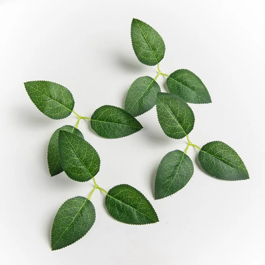 

Искусственные шелковые розы и листья