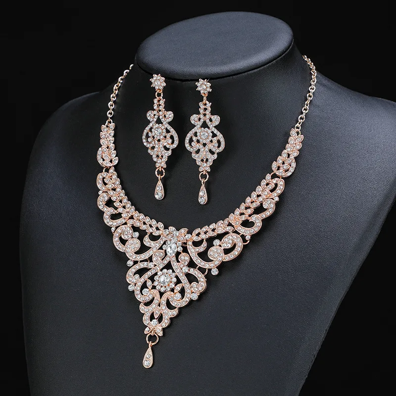 

2 Piece Women's Necklace Earrings Set Retro Palace Style Hollow Diamond Necklace Earrings Temperament Ladies Jewelry Set Hot
