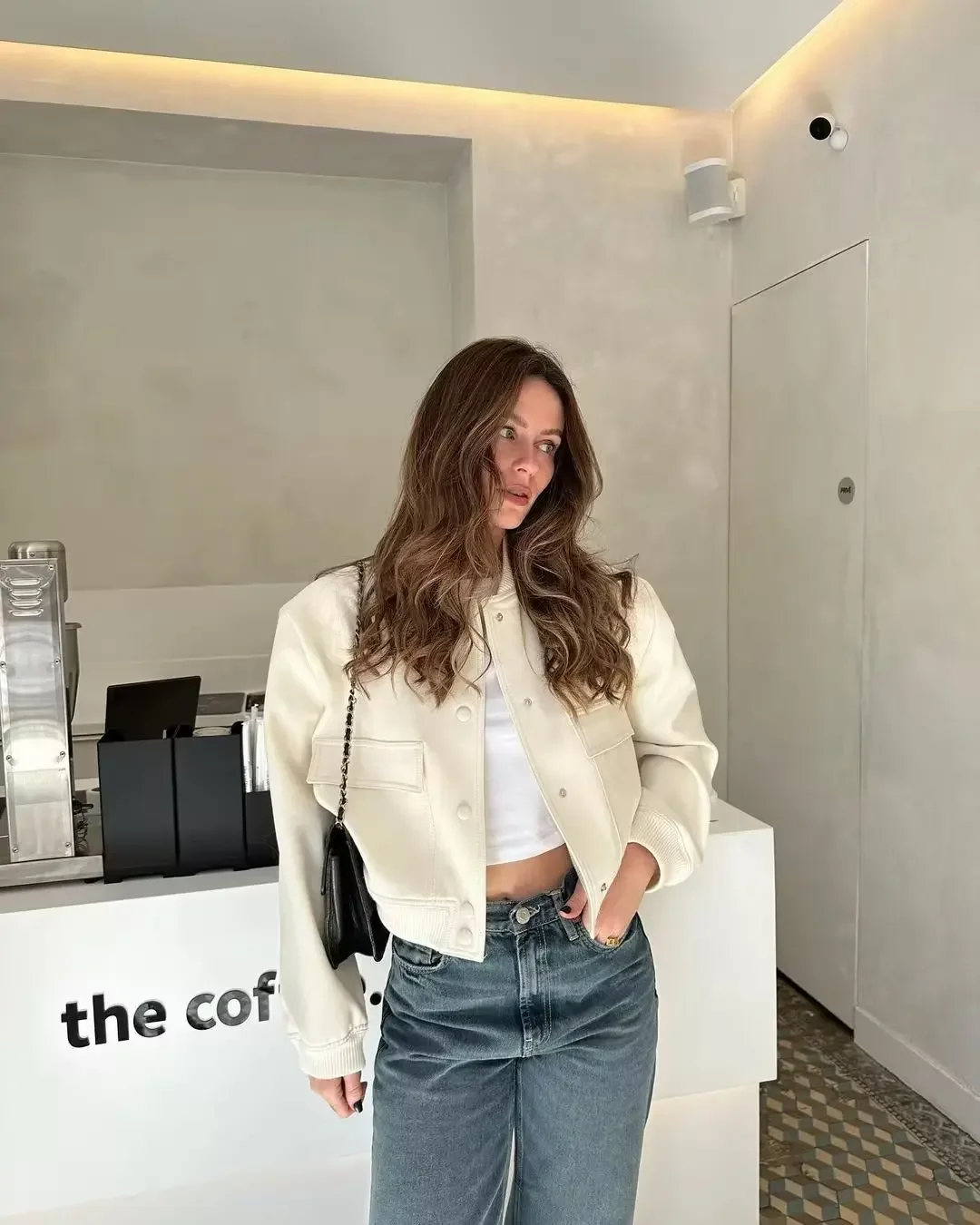 Рисунок 6 - Женская однотонная укороченная куртка на пуговицах