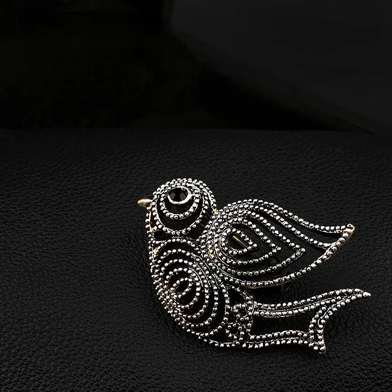 

Spring Messenger High-End Simple Swallow Brooch Men Women Suit Retro Bird Pin Accessories Rhinestone Jewelry Scarf Buckle Gifts