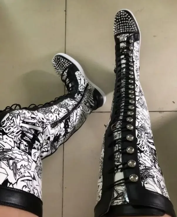 Заводские сапоги до бедра с металлическими заклепками и принтом каракулей
