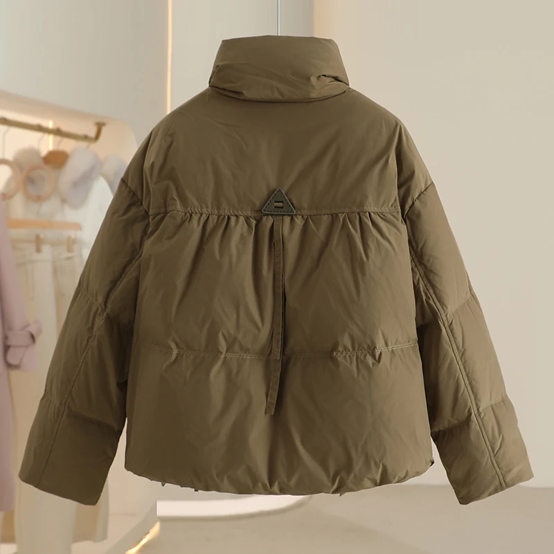 [Текст] Модный пуховик с коротким воротником-стойкой для отдыха и длинными