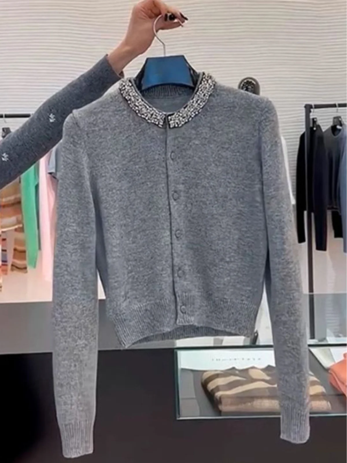 Женская одежда больших размеров. Вязаный кардиган с бриллиантами. Свитер