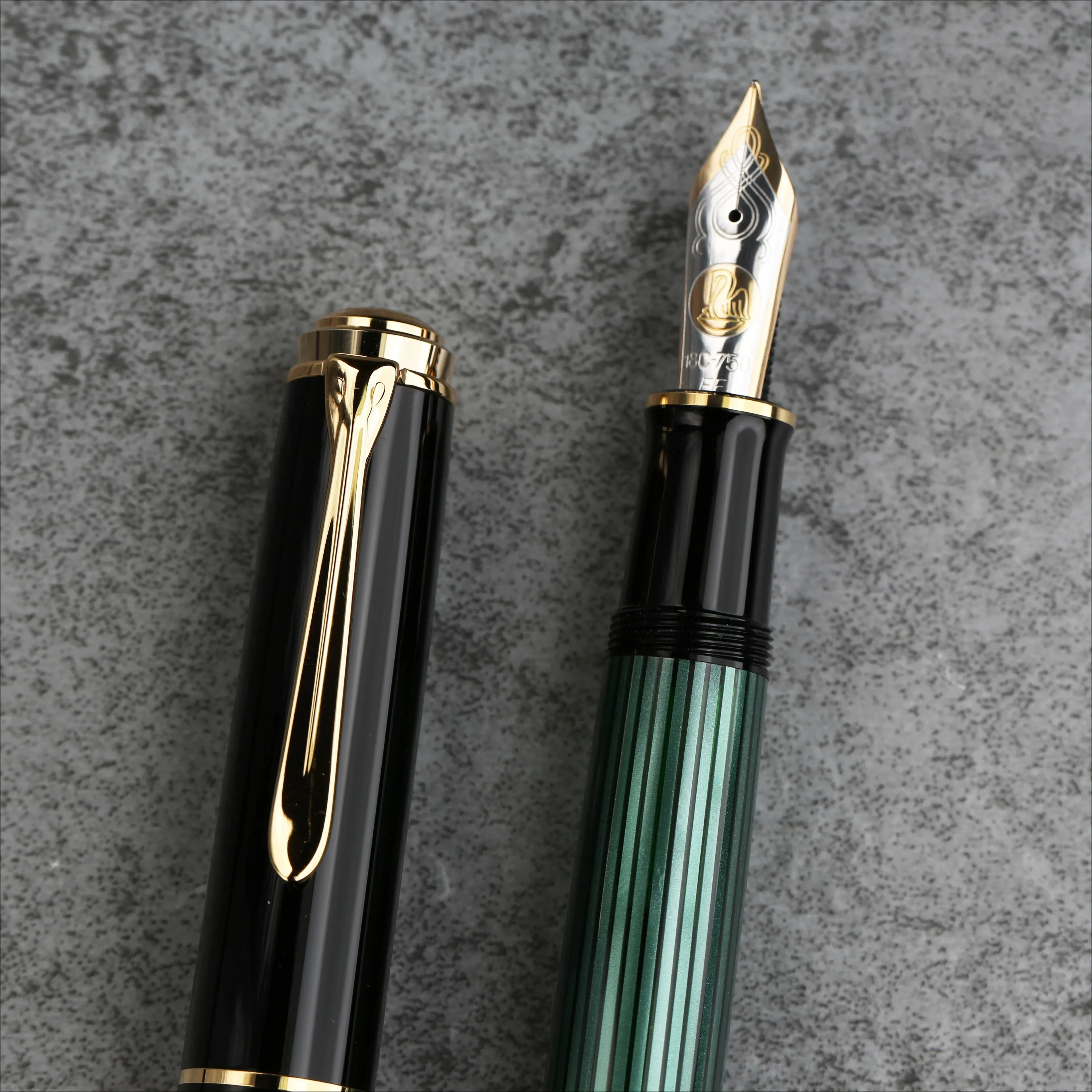 Фото Новая оригинальная немецкая перьевая ручка Pelikan M1000 с пером из 18-каратного золота, черная с зелеными и синими полосками, серия Emperor Sovereign, деловой подарок №3