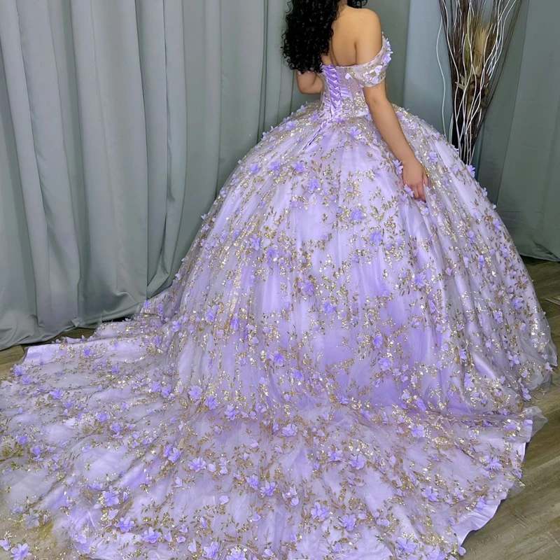 Платье-бальное сиреневое с открытыми плечами бусинами и золотыми аппликациями