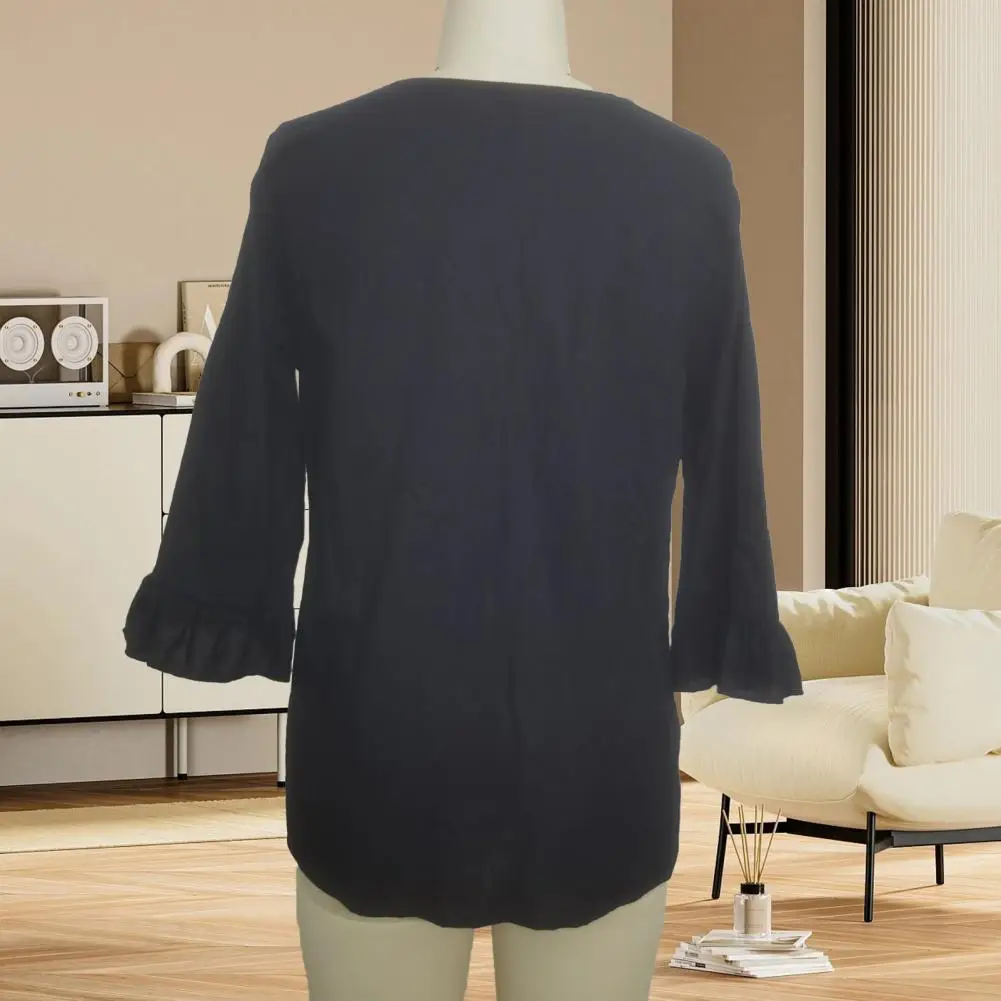 Фото Новые летние женские футболки с V-образным вырезом, блузки с рукавом 3/4 и пуговицами, повседневные однотонные свободные топы, женские оверсайз рубашки №1