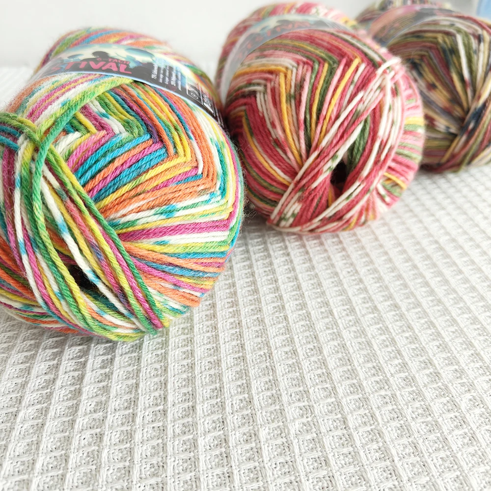 1*150 г праздничная 75% шерсть с опалом в форме шара 25% полиамид/нейлоновая пряжа для