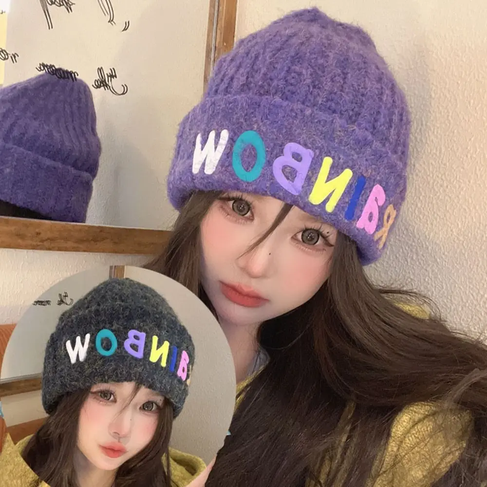 

Ветрозащитная Шапка-бини с радужными буквами в подарок, плотная, сохраняющая тепло, трикотажная, искусственная ткань, плюшевая шапка, зимняя