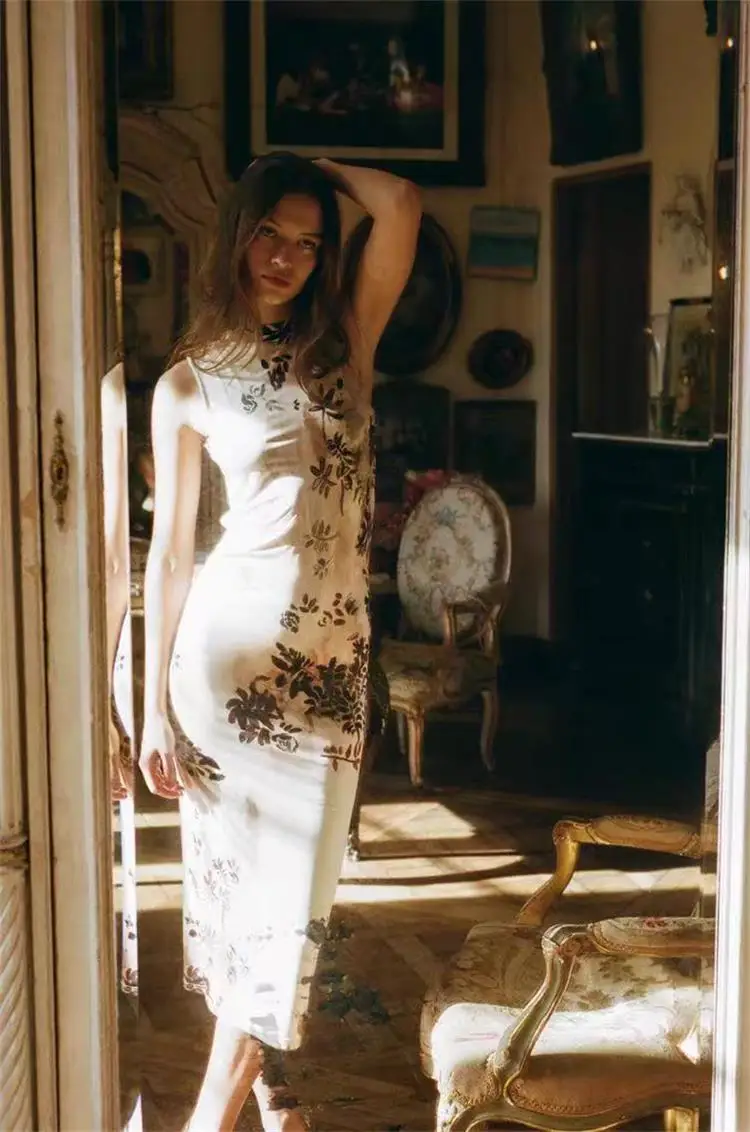 С модным джинсовым платьем без рукавов темпераментная длинная юбка с принтом в