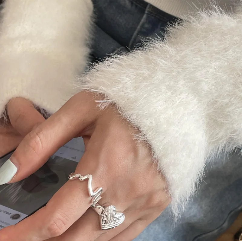 Женское кольцо из серебра 925 пробы с асимметричным рисунком