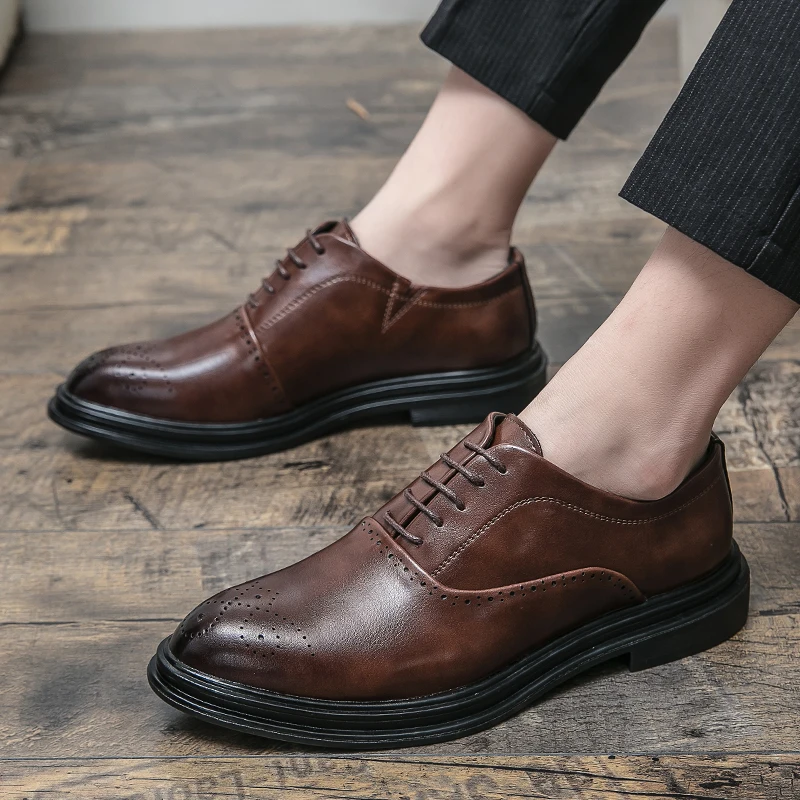 

Men Borgue Shoes Carved Falt Casual Shoes Man Leather Soft Bottom Lace Up Male Dress Shoes Nonslip Outdoor Light Chaussure Homme