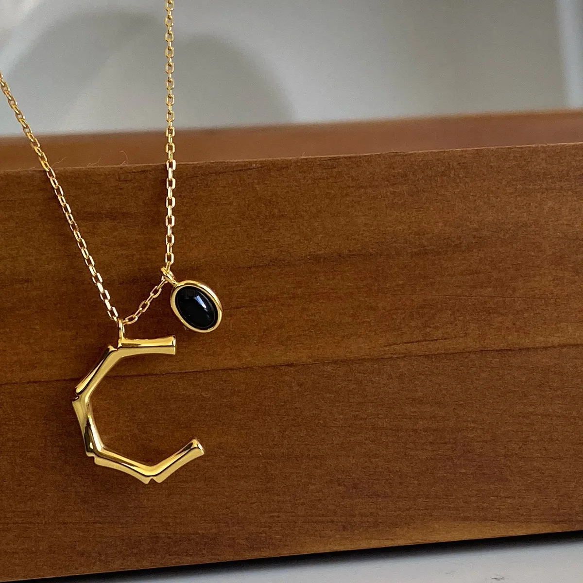 XIYANIKE винтажное ожерелье с подвеской из черного оникса бамбуковой буквой C для