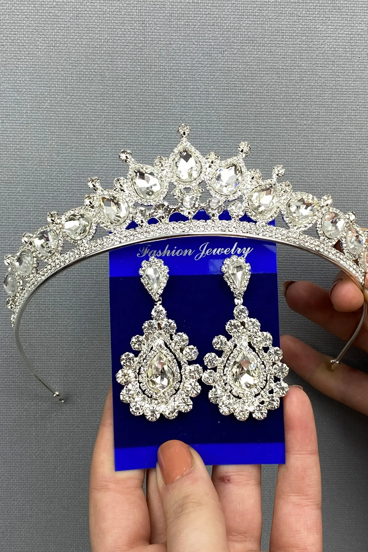 

Ade Model Bridal Crown and Drop Earrings Set