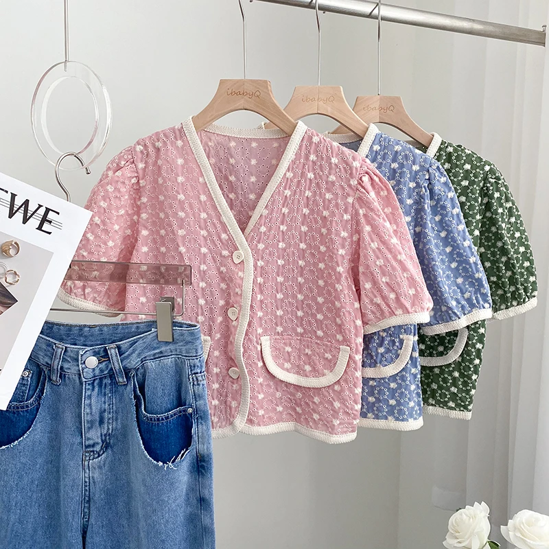 

Женская однобортная рубашка с коротким рукавом-фонариком и V-образным вырезом