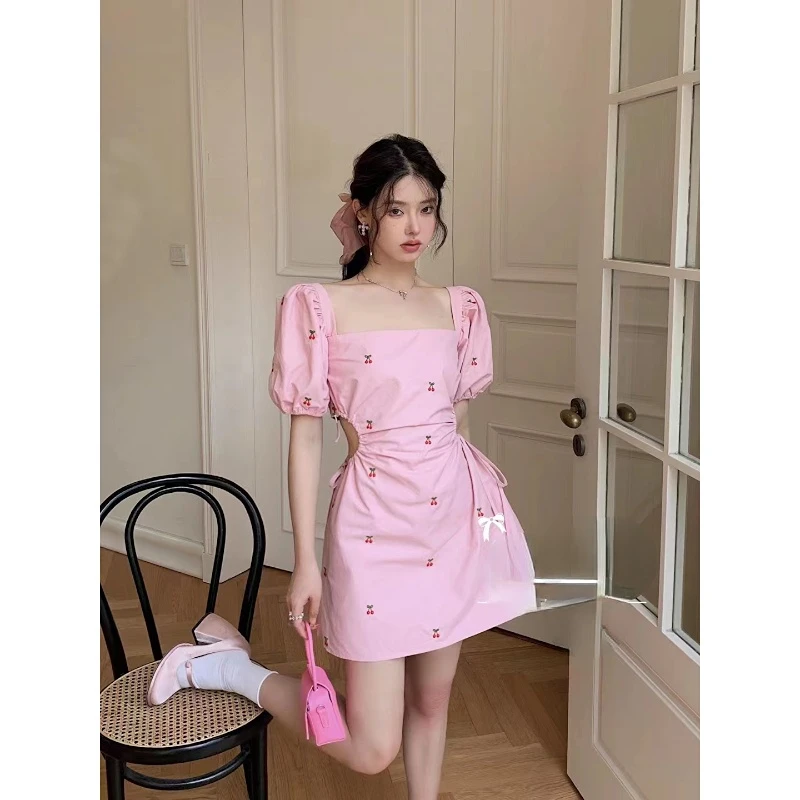 

Женское короткое платье с открытой спиной, розовое платье с цветочным принтом вишни, квадратным вырезом, рукавами-пузырями и открытой спино...
