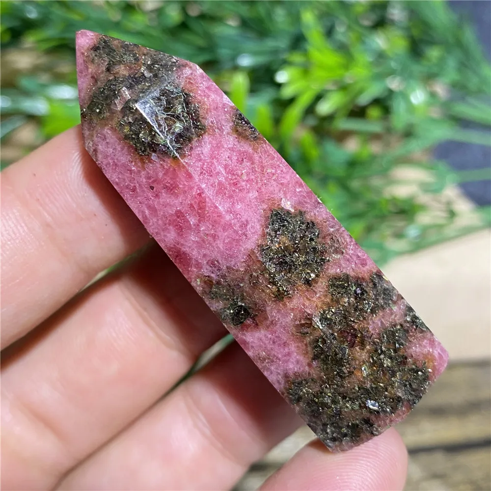 

Роза из розового кварца с красными камнями DriB