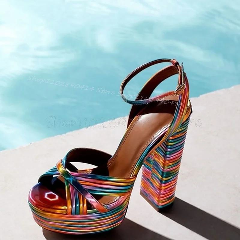 Разноцветные сандалии на платформе с открытым носком ремешках женские босоножки