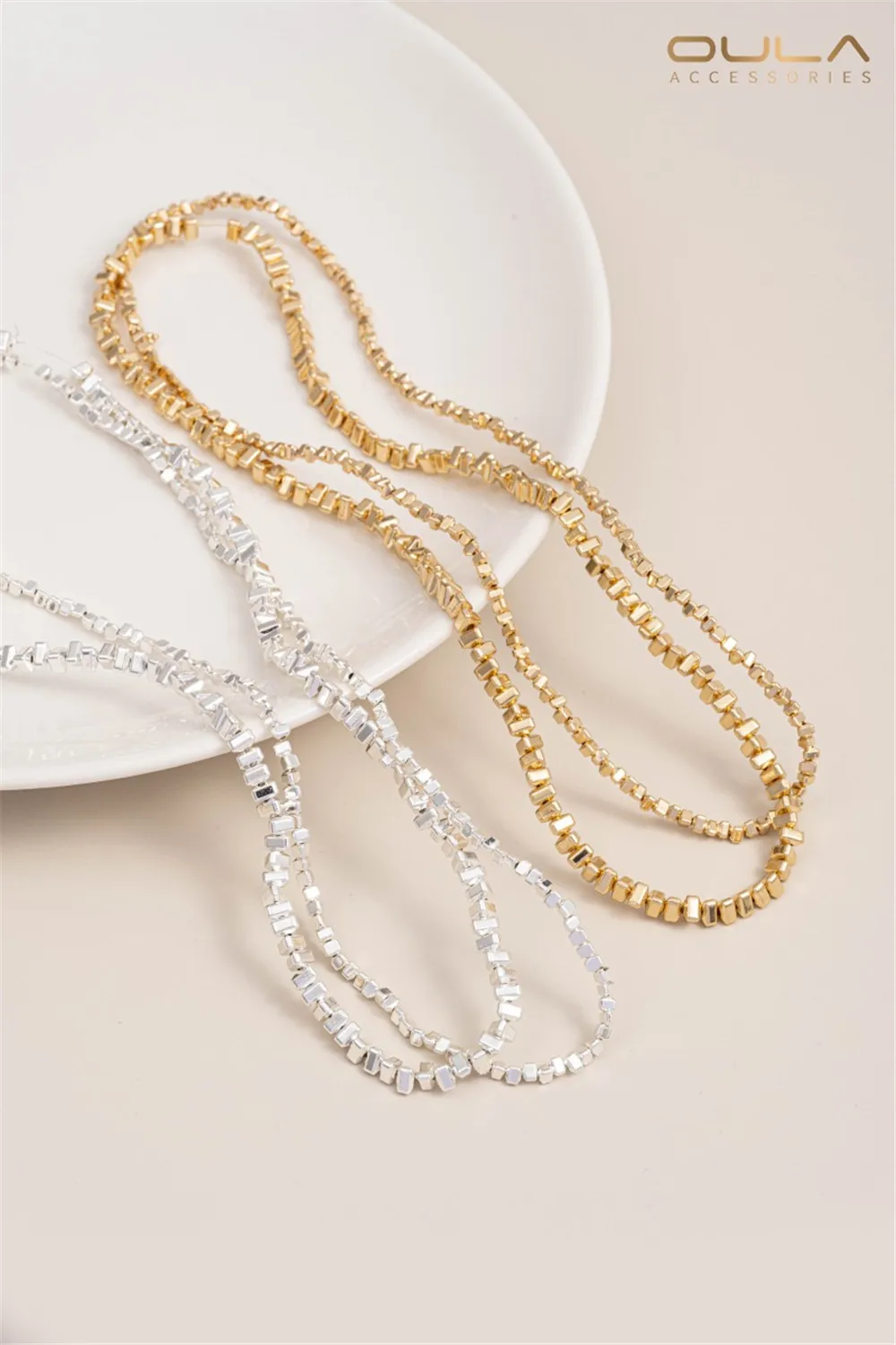 Покрытые искусственными треугольниками маленькие сломанные золотые бусины