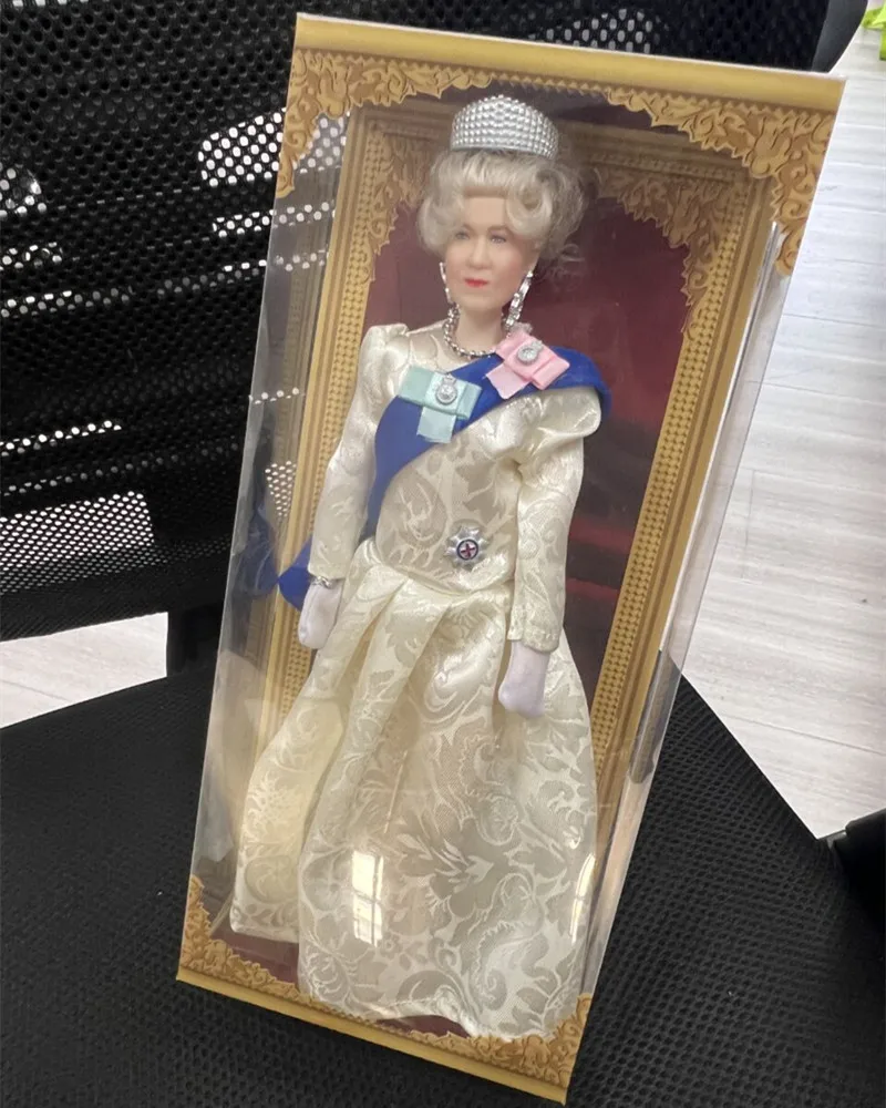 

2022 New United Kingdom Queen Toy Figurines Kawaii Brinquedo Statue Action Figures Model Gifts Commemorative Ornaments Dolls