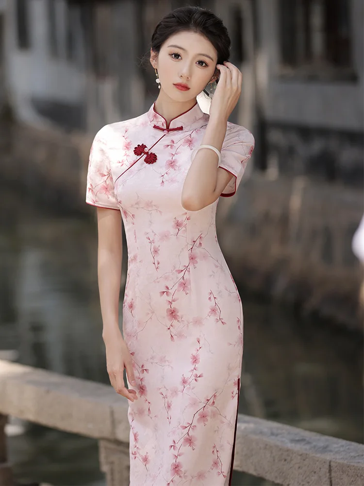 Женское платье средней длины с коротким рукавом