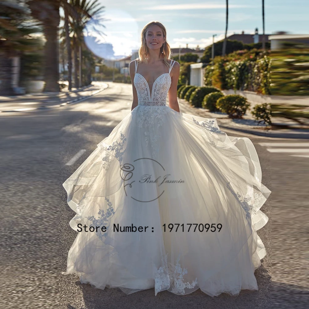 

Ivory Spaghetti Straps High Quality V Neck Wedding Dresses For Women Tiered Tulle Court Trian Applique Elegant Lace Bridal Gowns