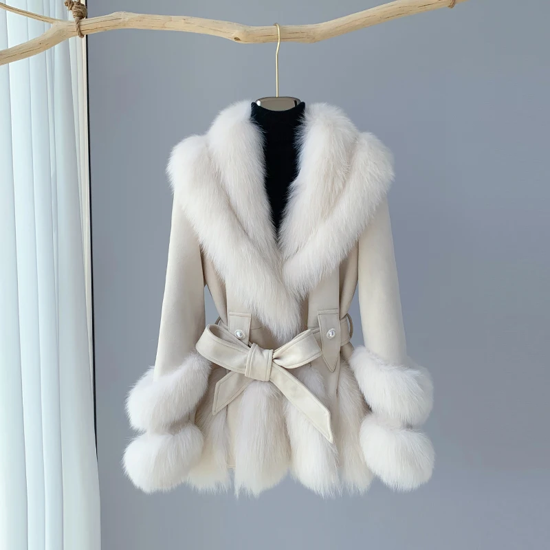 Женская зимняя куртка-пуховик средней длины с воротником из натурального