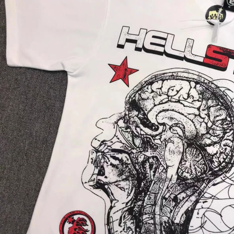 Красно-белая футболка с принтом букв Hellstar графическим рисунком и боковой