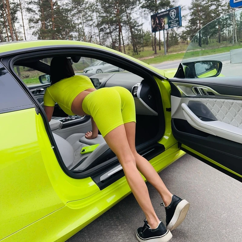 Новинка осени 2024 комплект из топа с коротким рукавом и шорт для подтяжки бедер