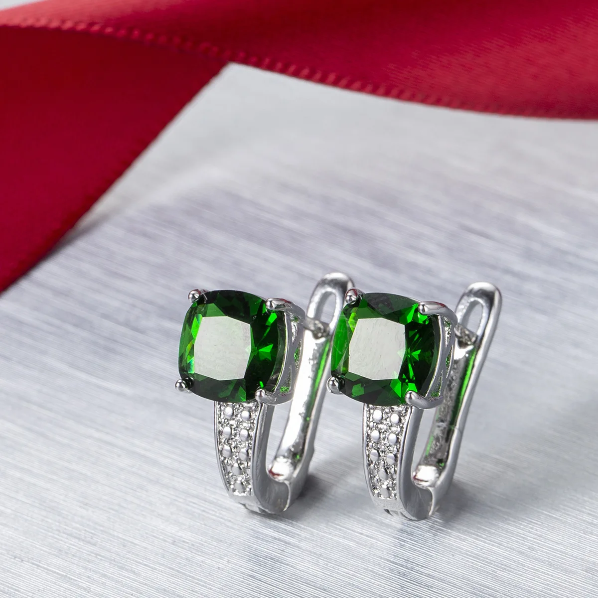 

New Simple Square Noble Emerald Micro-Inlaid Zircon Ladies Earrings Fashion Personality Wild Ear Jewelry Engagement Jewelry