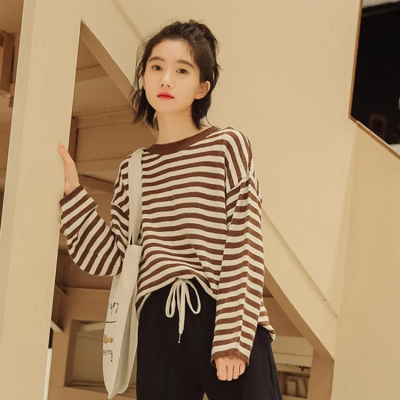 Осенняя широкая свободная вязаная шерстяная шапка в полоску с круглым вырезом