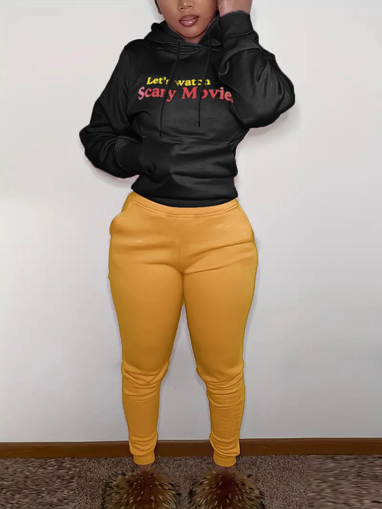 Женский спортивный костюм с карманом-кенгуру и надписью