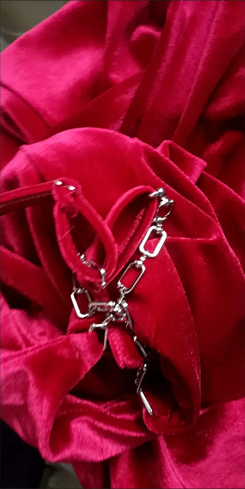 Платье-комбинация с металлической цепочкой облегающее красное вечернее платье