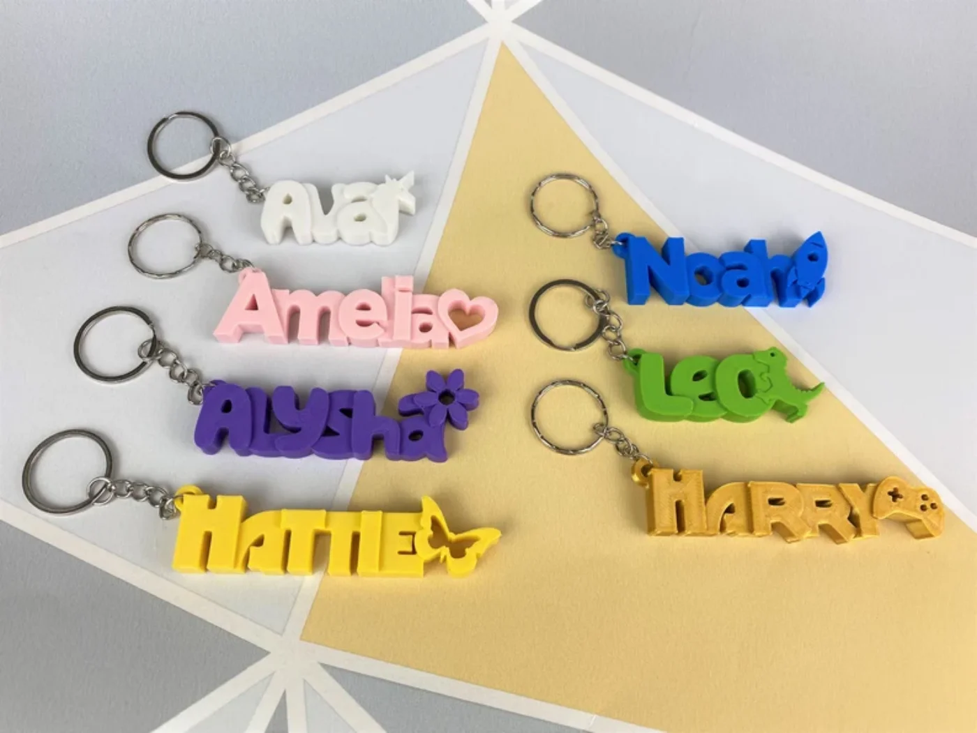 Сделанный на заказ акриловый именной брелок идеально подходит для возвращения в