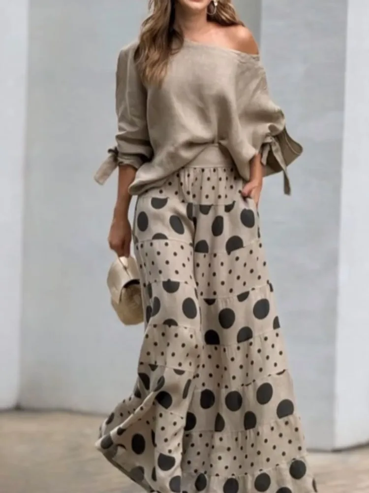 Женский костюм с косым воротником блузка открытыми плечами и брюки широкими